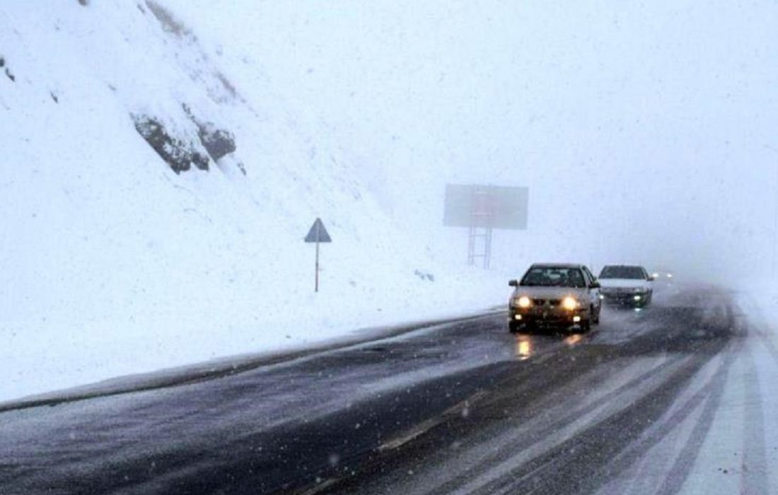 بارش برف در محورهای مواصلاتی استان البرز/رانندگان زنجیر چرخ به همراه داشته باشند