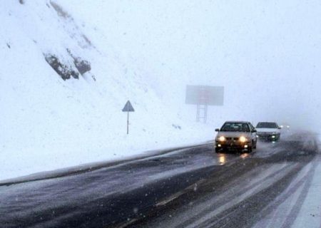 بارش برف در محورهای مواصلاتی استان البرز/رانندگان زنجیر چرخ به همراه داشته باشند