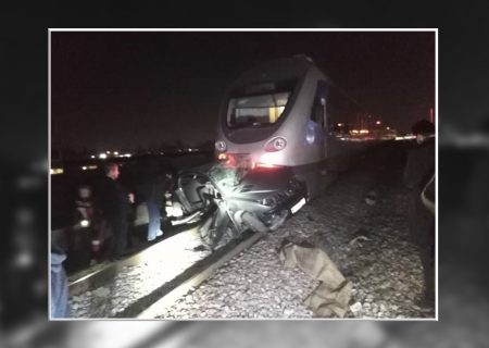 بی توجهی به اخطار سوزنبان حادثه ساز شد/برخورد مرگبار قطار مسافربری با خودرو در کرج