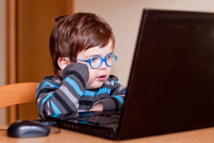 اعتیاد اینترنتی در کمین کودکان است