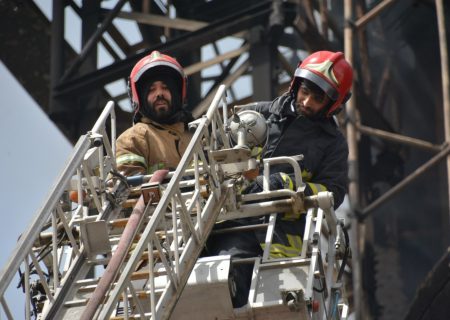 مهار حریق در یک ساختمان هفت طبقه نیمه کاره در کرج