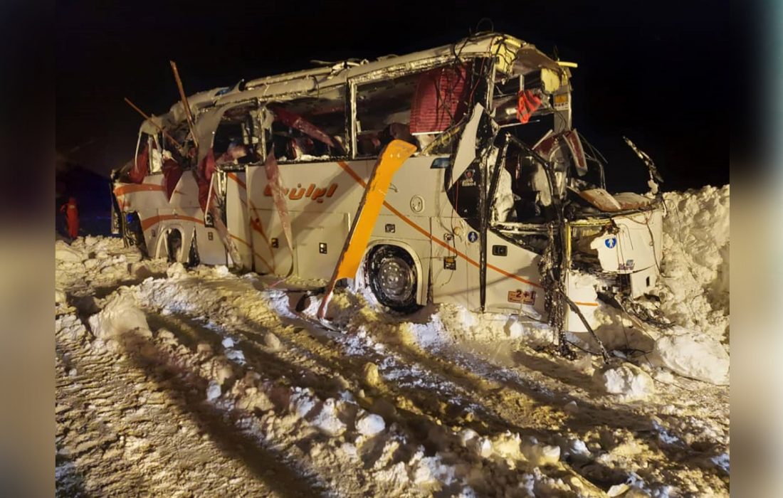 واژگونی اتوبوس حامل بازیکنان فوتسال در جاده چالوس/یک نفر جان باخت