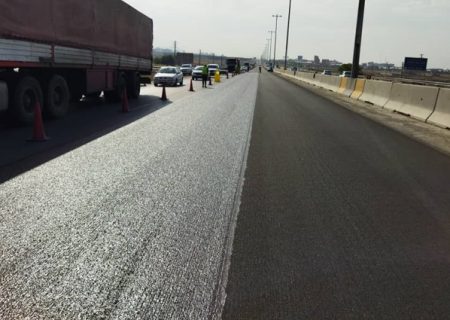 پیشرفت ۶۰ درصدی عملیات اجرایی آسفالت حفاظتی در آزادراه کرج – قزوین