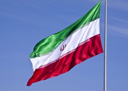 دانش آموزان با ادامه دادن راه شهدا، پرچم ایران را به اهتزاز در می آورند