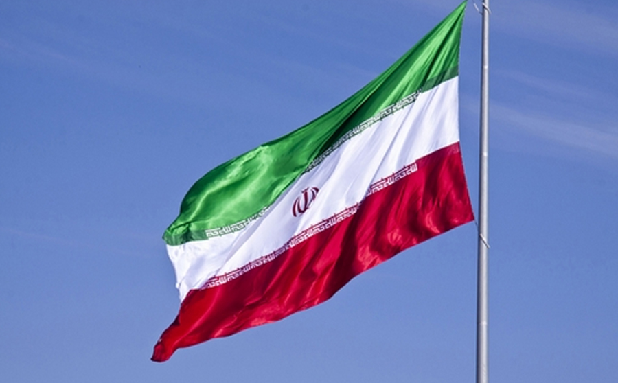 دانش آموزان با ادامه دادن راه شهدا، پرچم ایران را به اهتزاز در می آورند