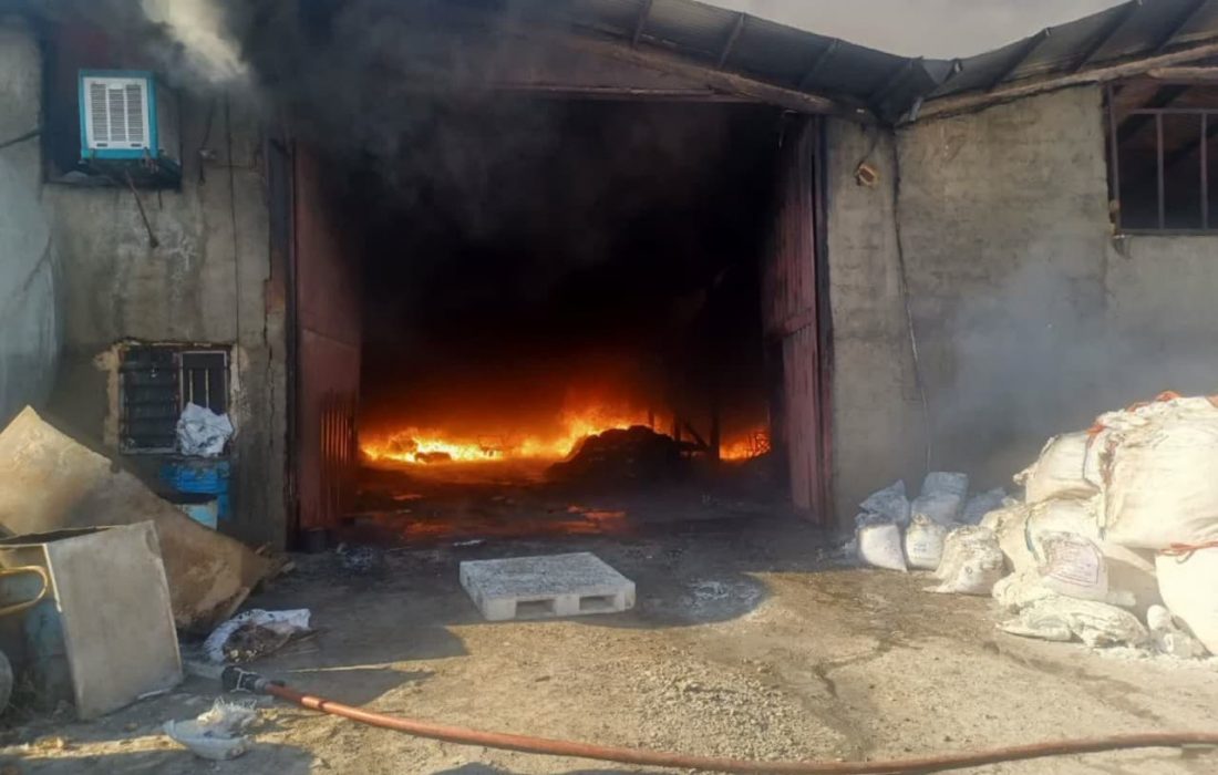 انبار کارخانه تولید پلاستیک در ماهدشت طعمه حریق شد