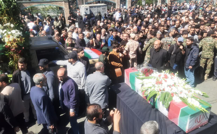 پیکر شهید بهروز واحدی بر دستان البرزی ها تشییع شد