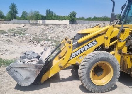 توقیف خودروی تخلیه نخاله روی تپه تاریخی فرخ آباد/ ۲ نفر دستگیر شدند