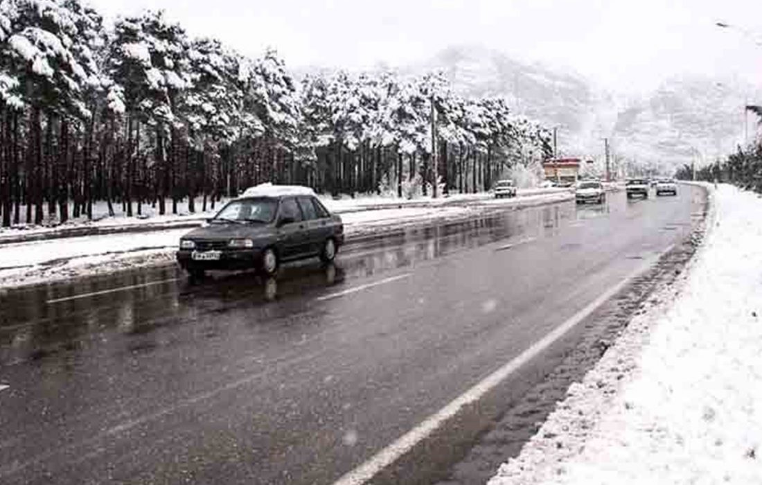 برف و باران در جاده‌های ۲۱ استان کشور/ ریزش کوه در جاده چالوس