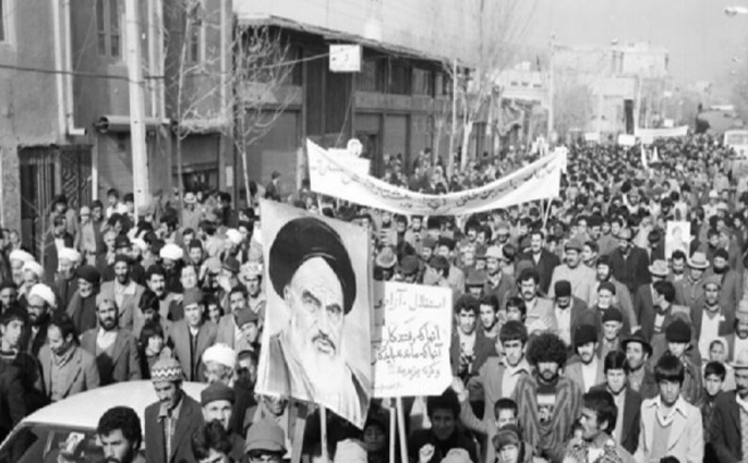 وجه تمایز انقلاب اسلامی با دیگر انقلاب ها عدم اتکا به قدرت های شرقی و غربی بود