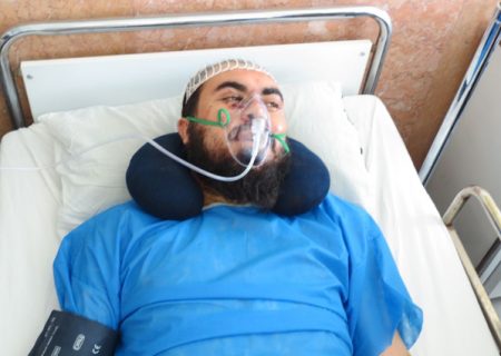 عیادت امام ‌جمعه کرج از روحانی مضروب اغتشاشات اخیر