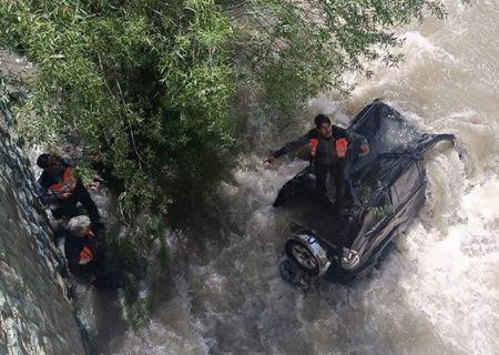 سقوط خودروی پرادو در رودخانه کرج/ سرنشینان نجات یافتند