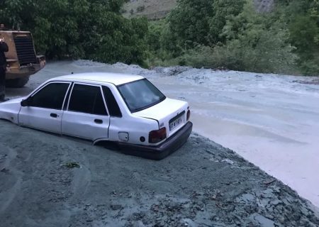 سیلاب راه‌های روستایی پایین طالقان را مسدود کرد