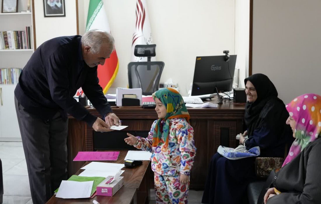 دختر کوچولوی اسفندی در روزی که باید هدیه میگرفت، هدیهبخش شد!