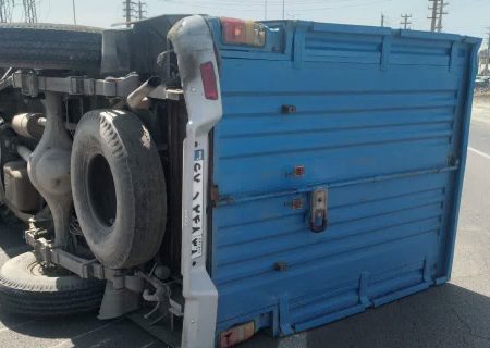 واژگونی خودروی نیسان در بلوار شهید سلیمانی ماهدشت