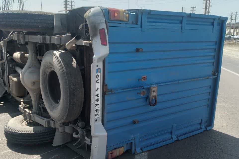 واژگونی خودروی نیسان در بلوار شهید سلیمانی ماهدشت