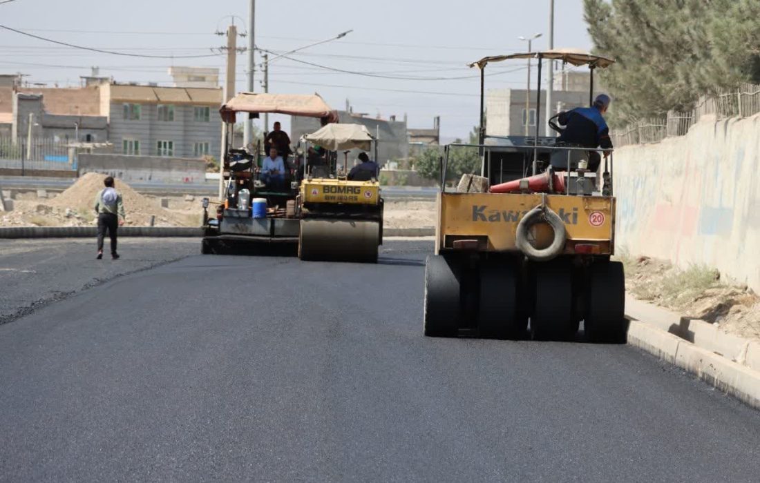 آغاز عملیات آسفالت کمربندی بلوار شورا در ماهدشت