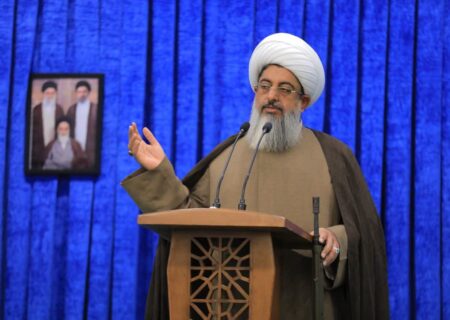انتقاد تند امام جمعه ساوجبلاغ از تضعیف‌کنندگان جبهه داخلی:پیاده‌نظام دشمن شده‌اید؛ سکوت کنید
